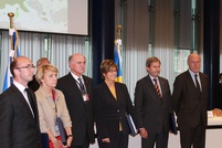 Poliittiseen keskusteluun osallistui merkittävä joukko eurooppalaisia vaikuttajia. Vasemmalta: Rudy Demotte (Belgian EU-puheenjohtajuuden edustaja), Danuta Hübner (MEP ja aluekeh. valiokunnan pj.), Erwin Pröll (Ala-Itävallan kuvernööri), Mercedes Bresso (Alueiden komitean pj.), Johannes Hahn (aluekom.) ja Alain Rousset (Aquitainen presidentti).